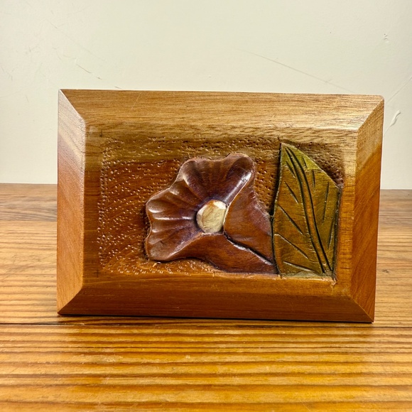 Vintage Hand-Carved Wooden Trinket Box with Floral Relief | Imapro Honduras - Picture 7 of 9